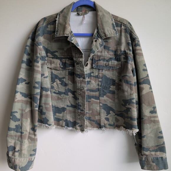 Free People Camo Printed Cropped Denim Jacket size Small - Picture 2 of 6
